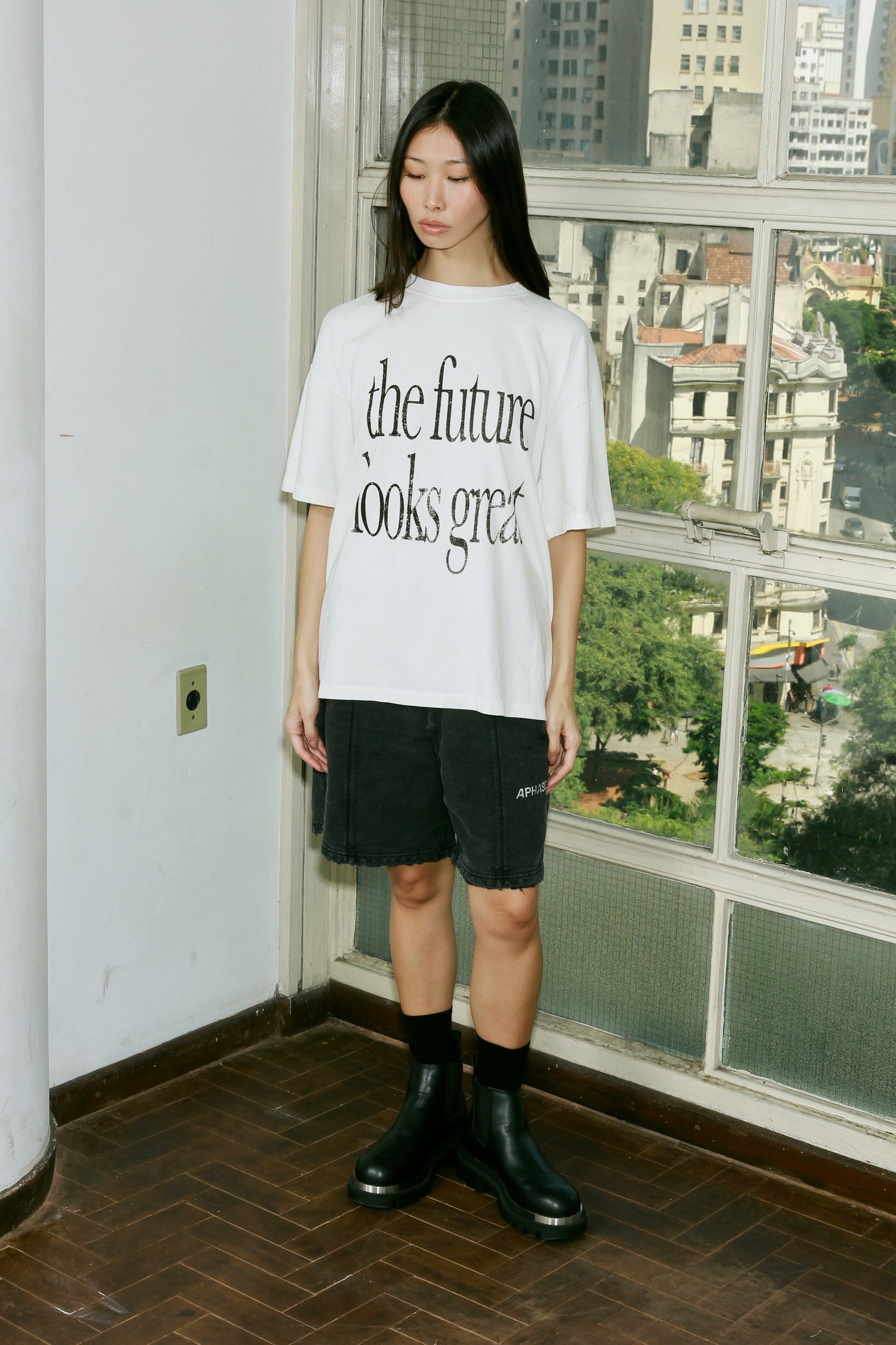 CAMISETA APHASE " LOOKS GREAT T-SHIRT - OFF WHITE "