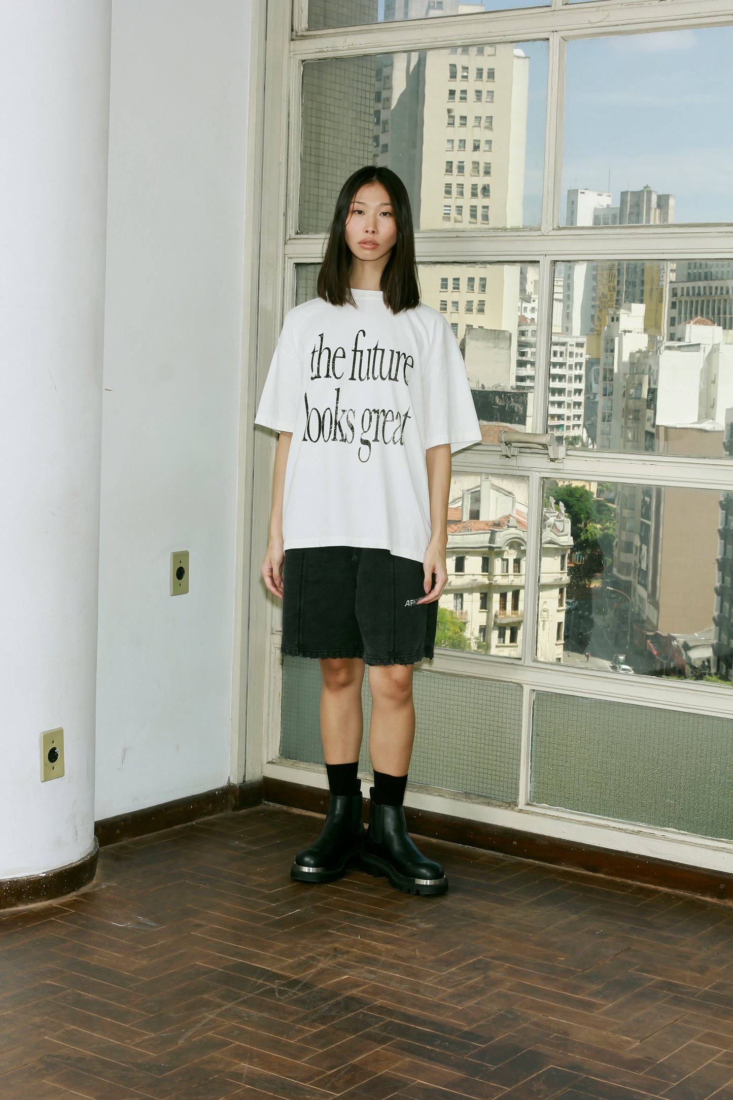 CAMISETA APHASE " LOOKS GREAT T-SHIRT - OFF WHITE "